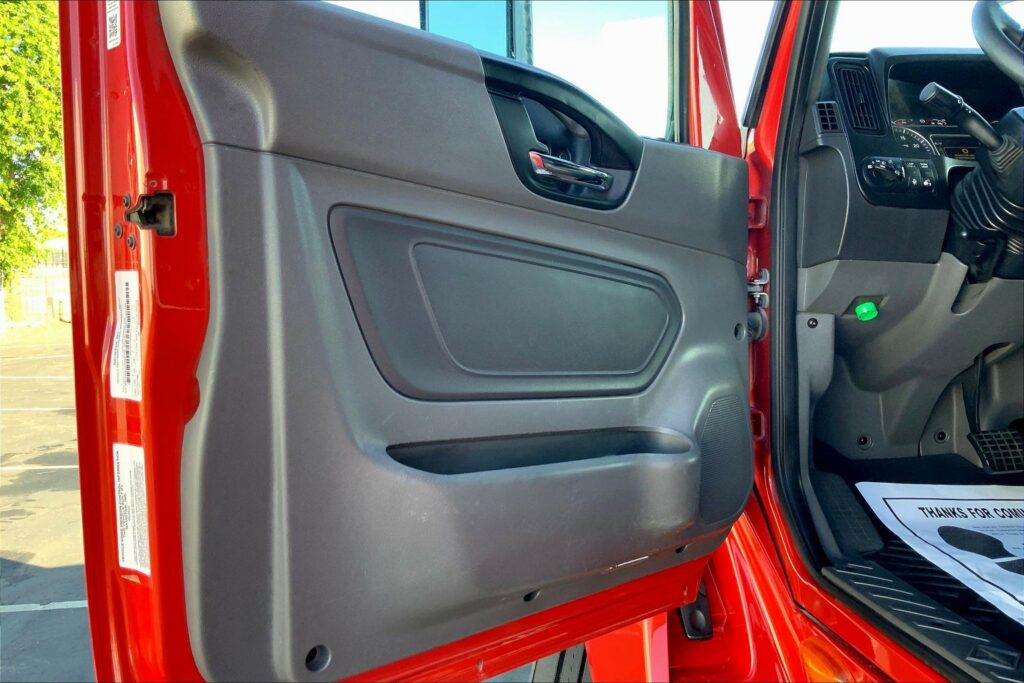 2023 CUM LT625 6X4 Sleeper