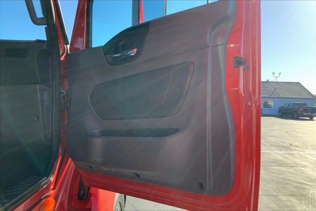 2023 CUM LT625 6X4 Sleeper