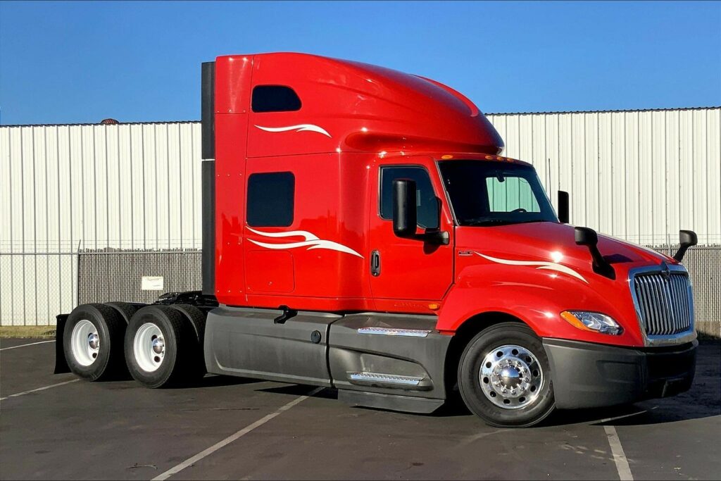2023 CUM LT625 6X4 Sleeper