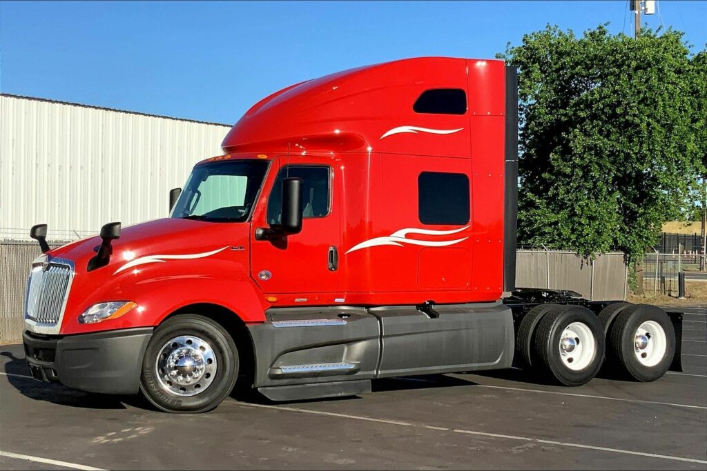 2023 CUM LT625 6X4 Sleeper