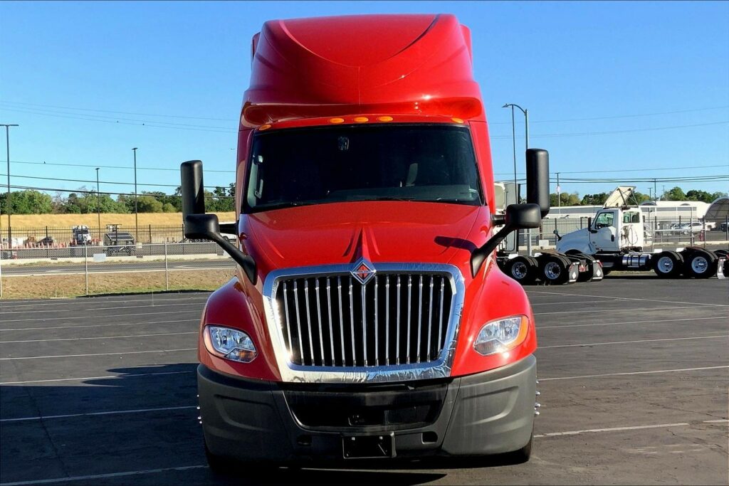 2023 CUM LT625 6X4 Sleeper