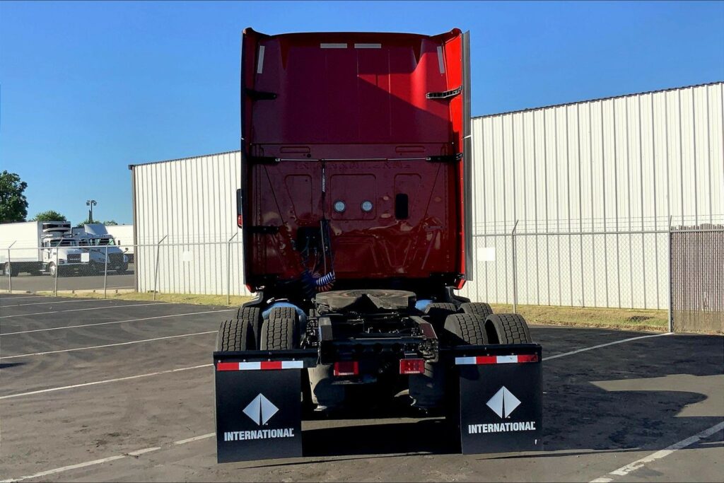 2023 CUM LT625 6X4 Sleeper