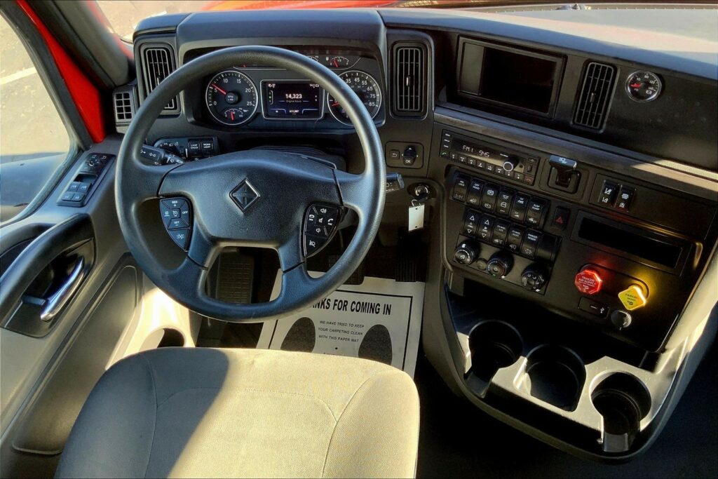 2023 CUM LT625 6X4 Sleeper