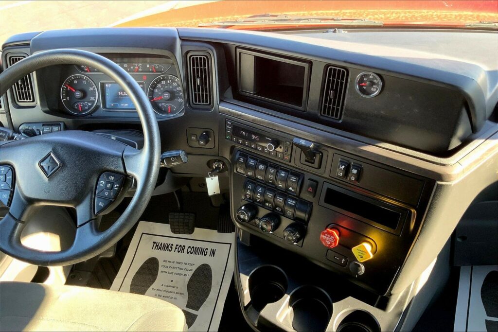 2023 CUM LT625 6X4 Sleeper