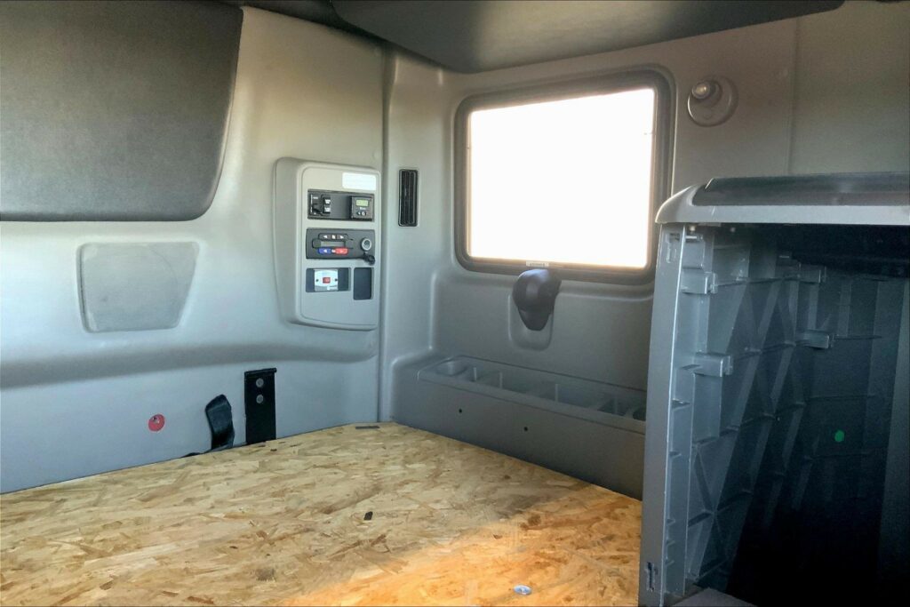 2023 CUM LT625 6X4 Sleeper