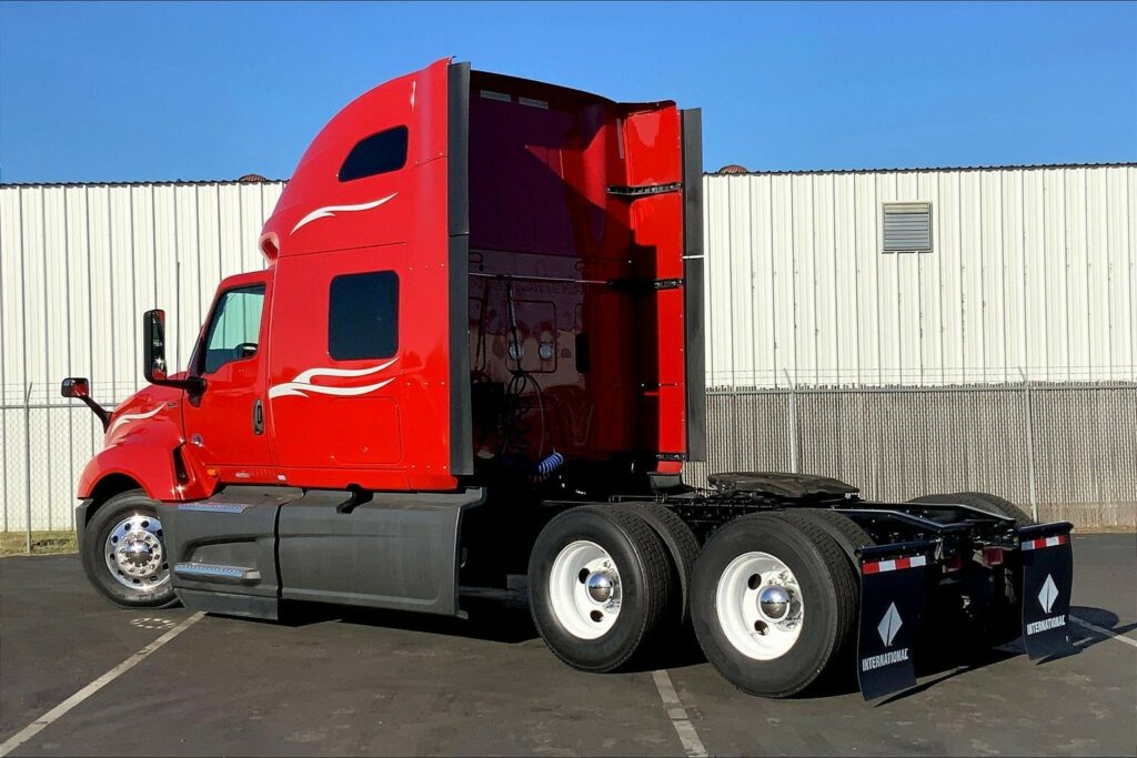 2023 CUM LT625 6X4 Sleeper