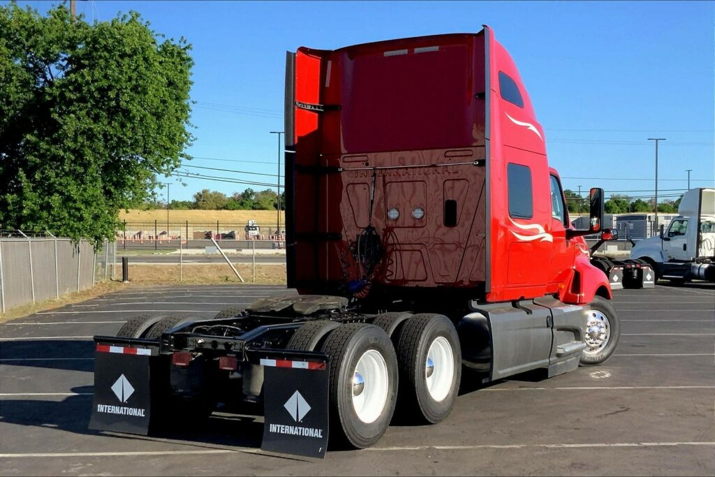 2023 CUM LT625 6X4 Sleeper