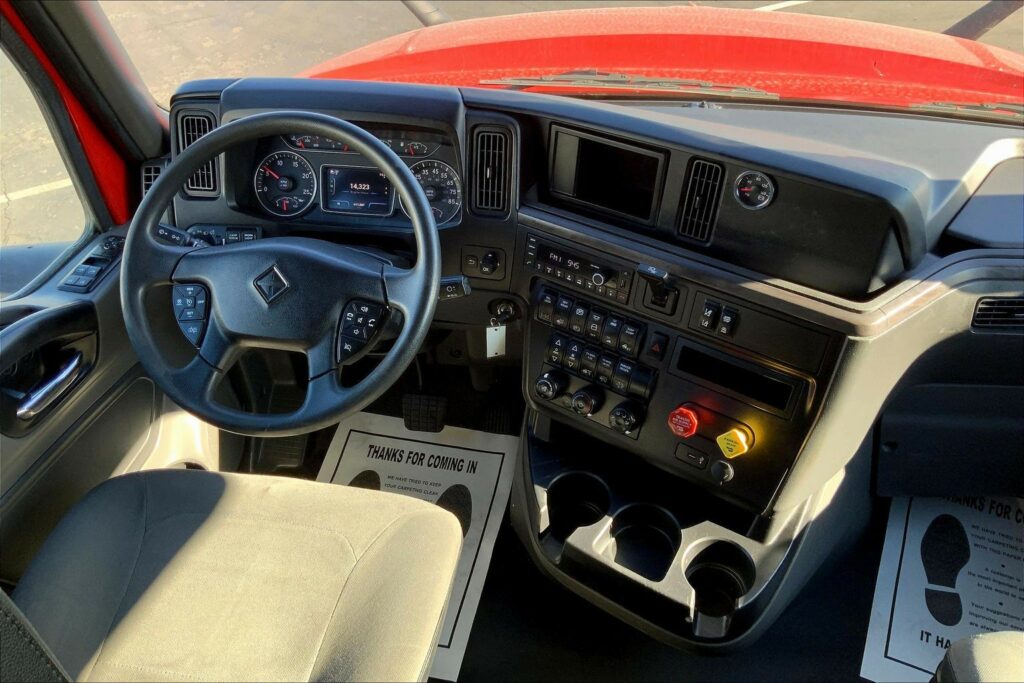 2023 CUM LT625 6X4 Sleeper