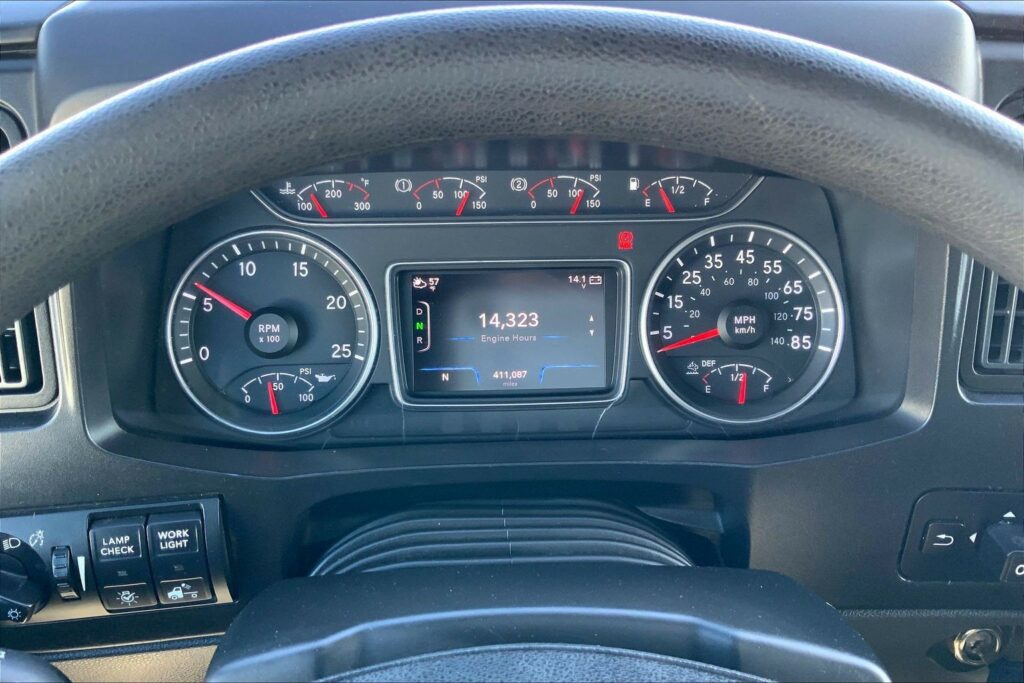2023 CUM LT625 6X4 Sleeper