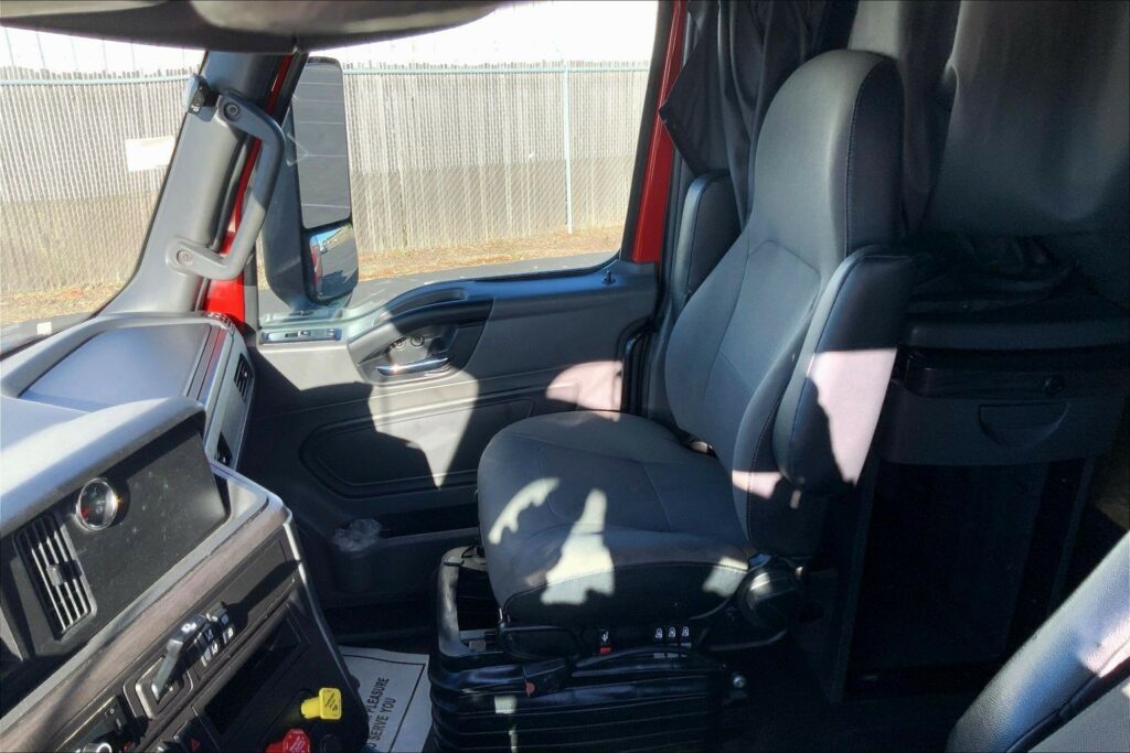 2023 CUM LT625 6X4 Sleeper