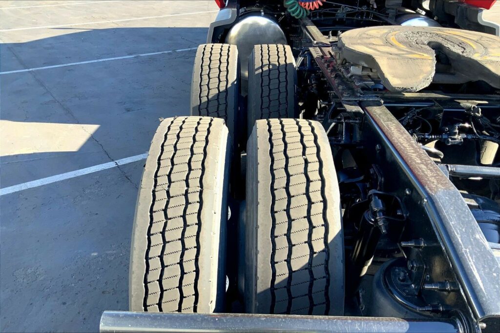 2023 CUM LT625 6X4 Sleeper