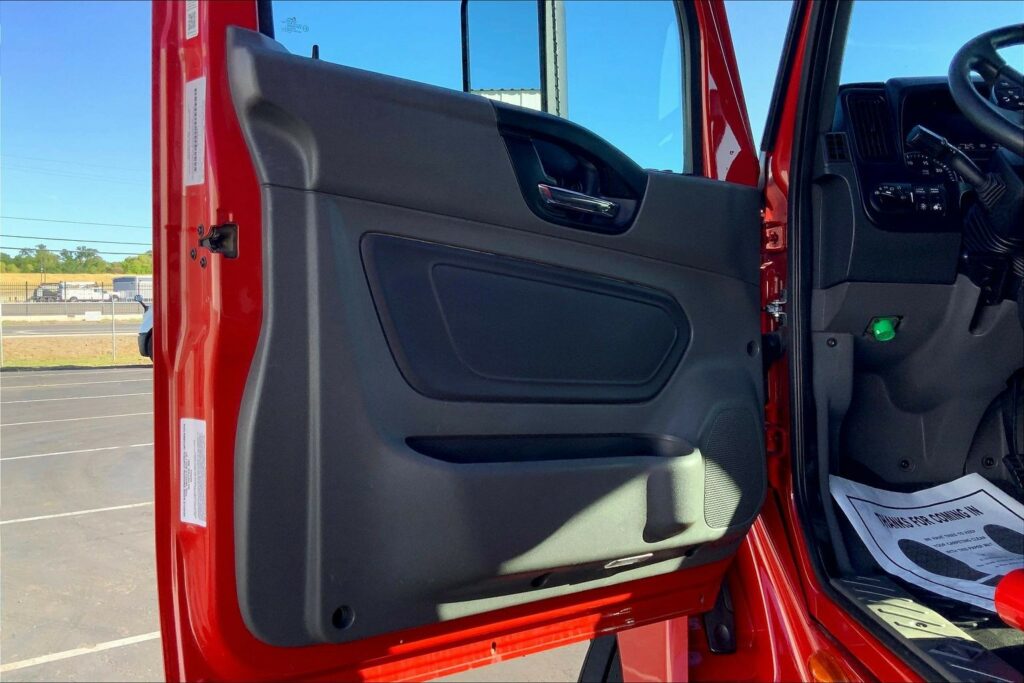2023 CUM LT625 6X4 Sleeper