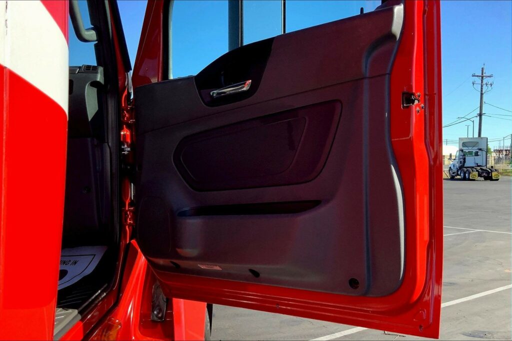 2023 CUM LT625 6X4 Sleeper