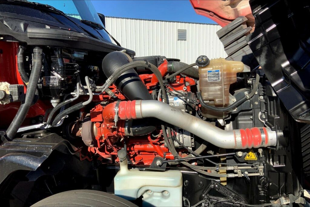 2023 CUM LT625 6X4 Sleeper