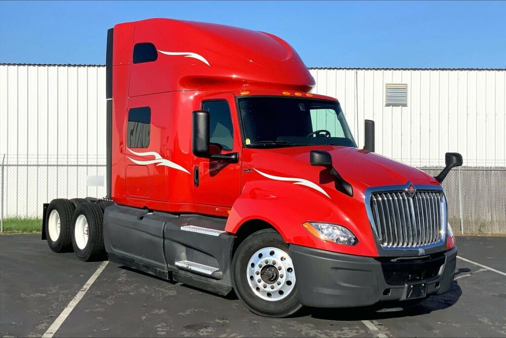 2023 CUM LT625 6X4 Sleeper
