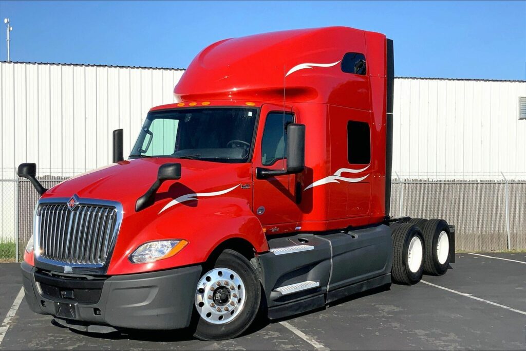 2023 CUM LT625 6X4 Sleeper