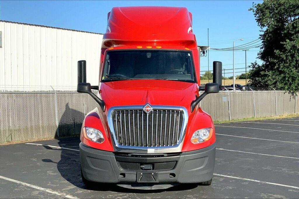 2023 CUM LT625 6X4 Sleeper