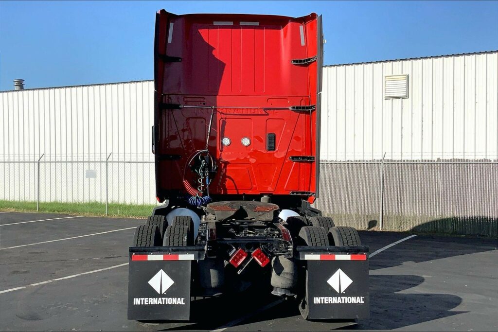 2023 CUM LT625 6X4 Sleeper