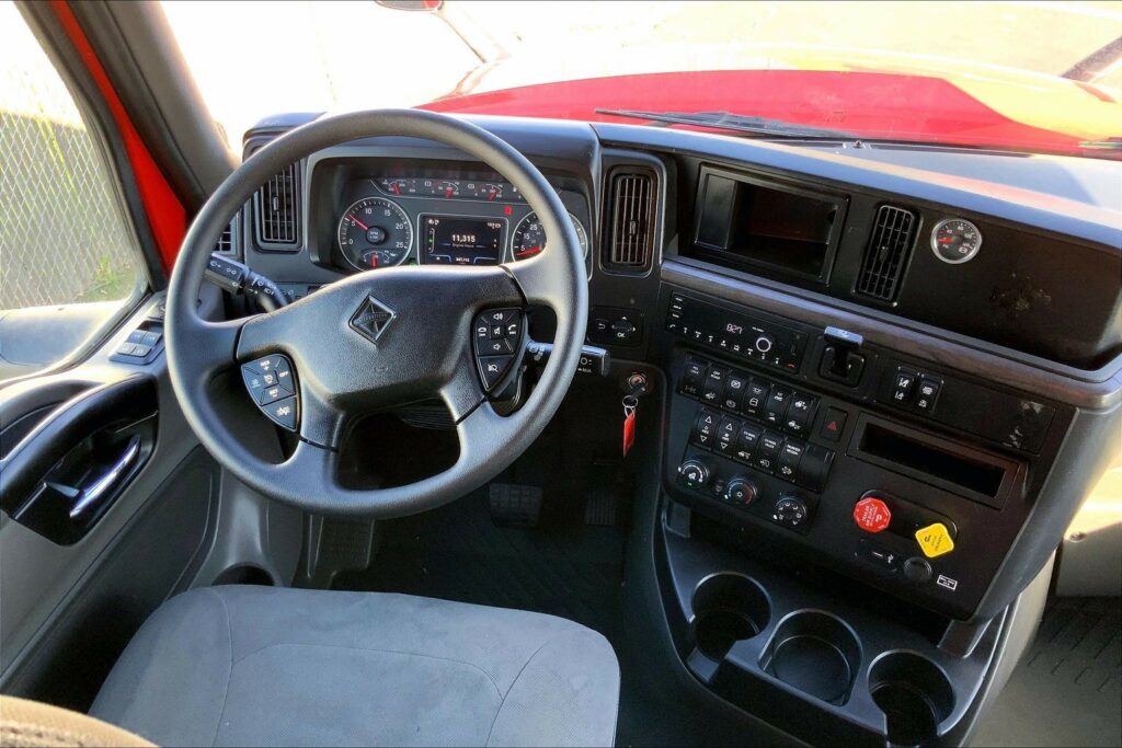 2023 CUM LT625 6X4 Sleeper