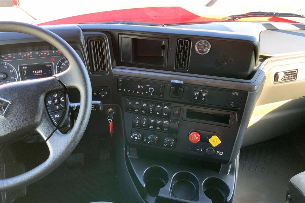 2023 CUM LT625 6X4 Sleeper