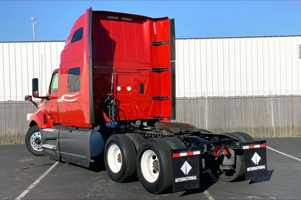 2023 CUM LT625 6X4 Sleeper