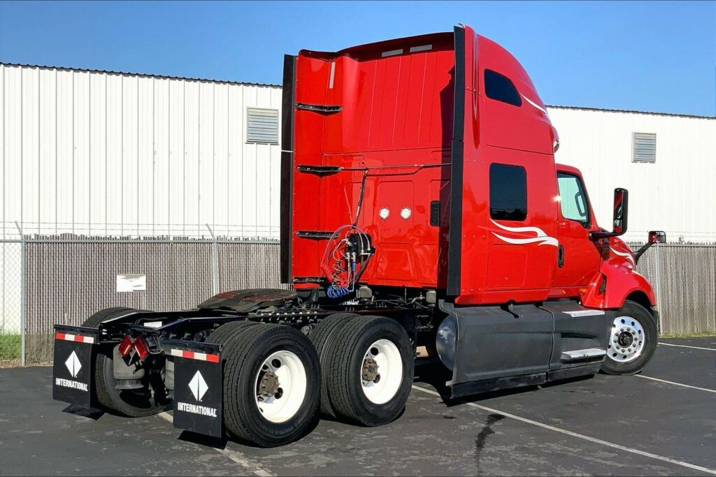 2023 CUM LT625 6X4 Sleeper