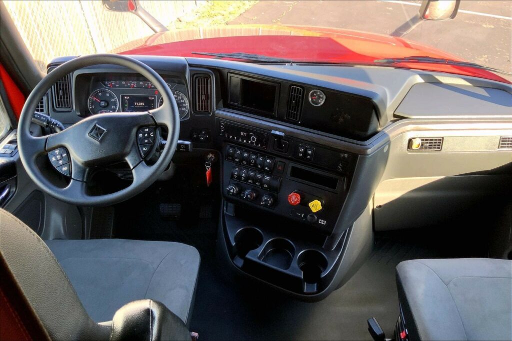 2023 CUM LT625 6X4 Sleeper