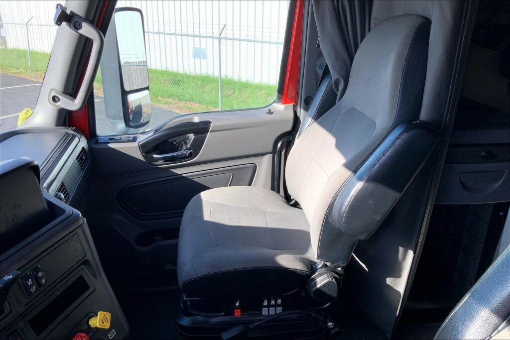 2023 CUM LT625 6X4 Sleeper