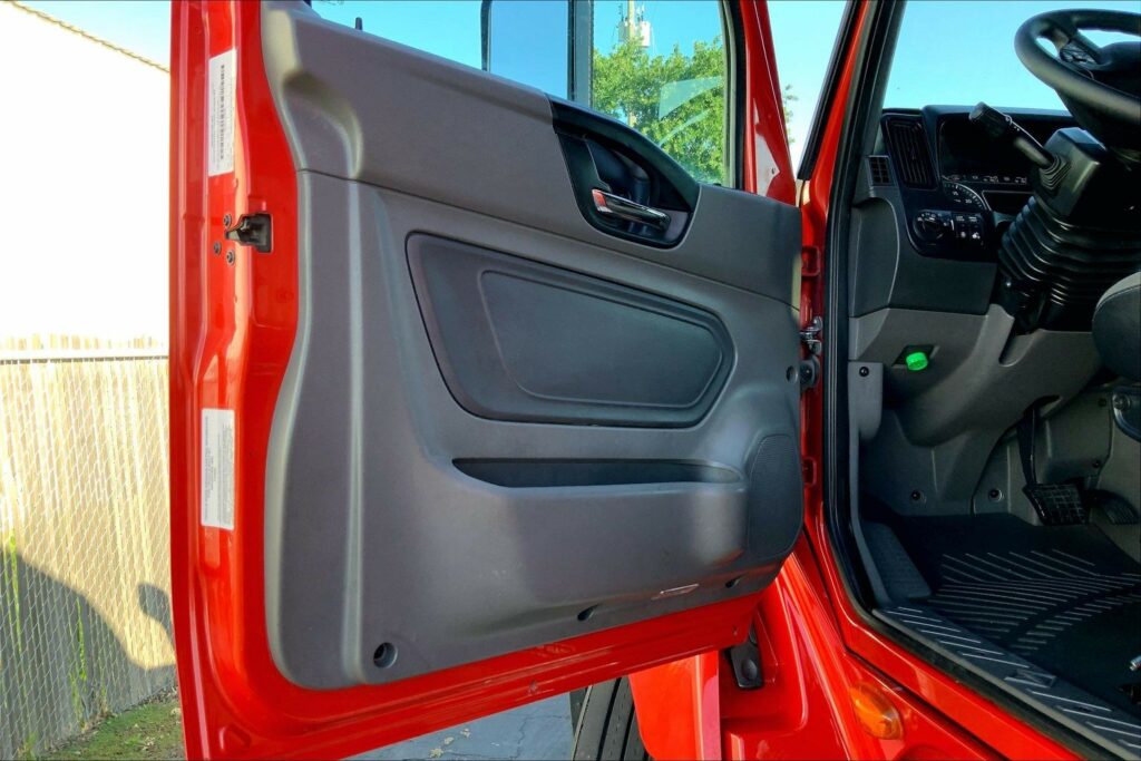 2023 CUM LT625 6X4 Sleeper