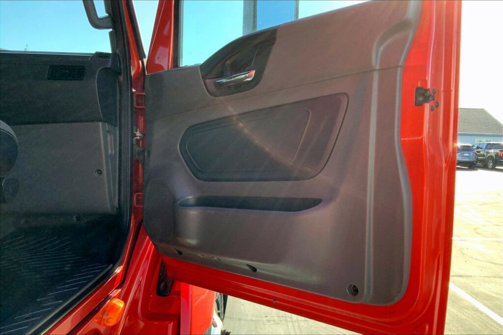 2023 CUM LT625 6X4 Sleeper