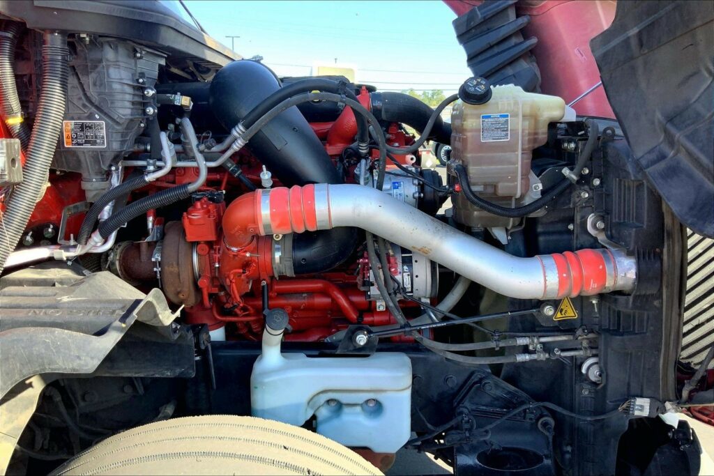 2023 CUM LT625 6X4 Sleeper