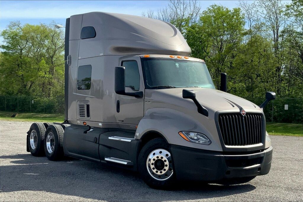 2022 CUM LT625 6×4 Sleeper