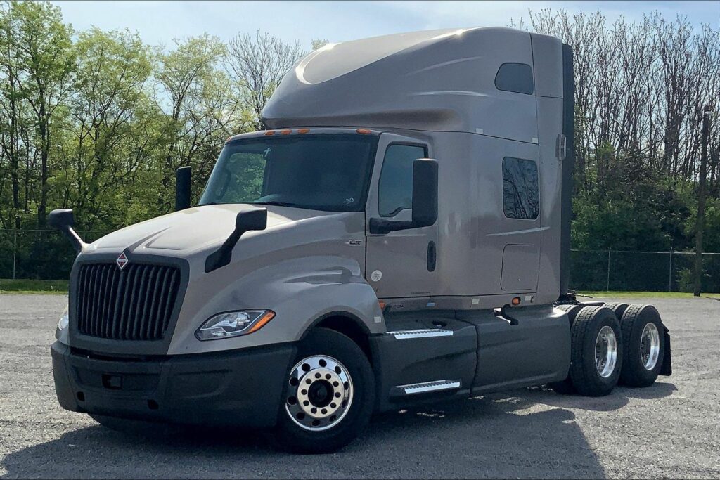 2022 CUM LT625 6×4 Sleeper