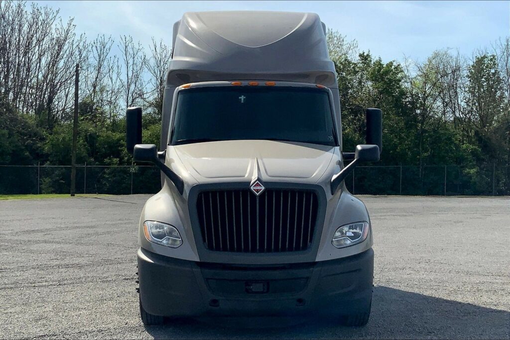 2022 CUM LT625 6×4 Sleeper