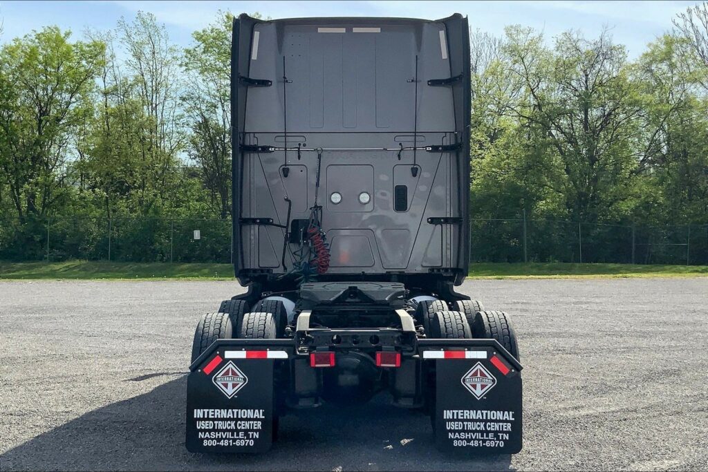 2022 CUM LT625 6×4 Sleeper