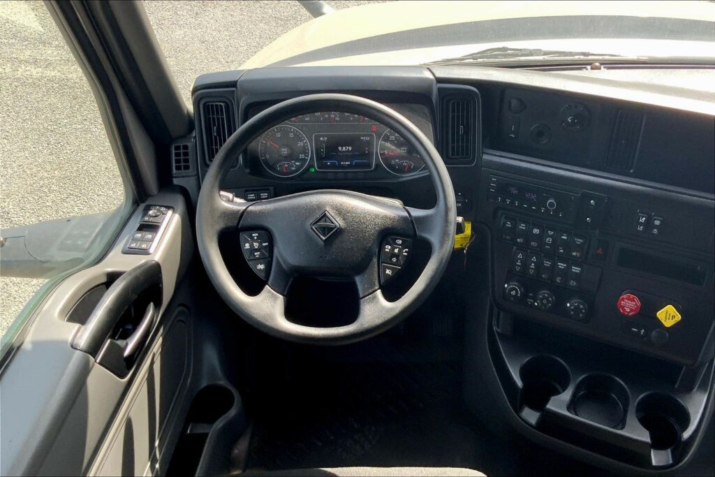 2022 CUM LT625 6×4 Sleeper