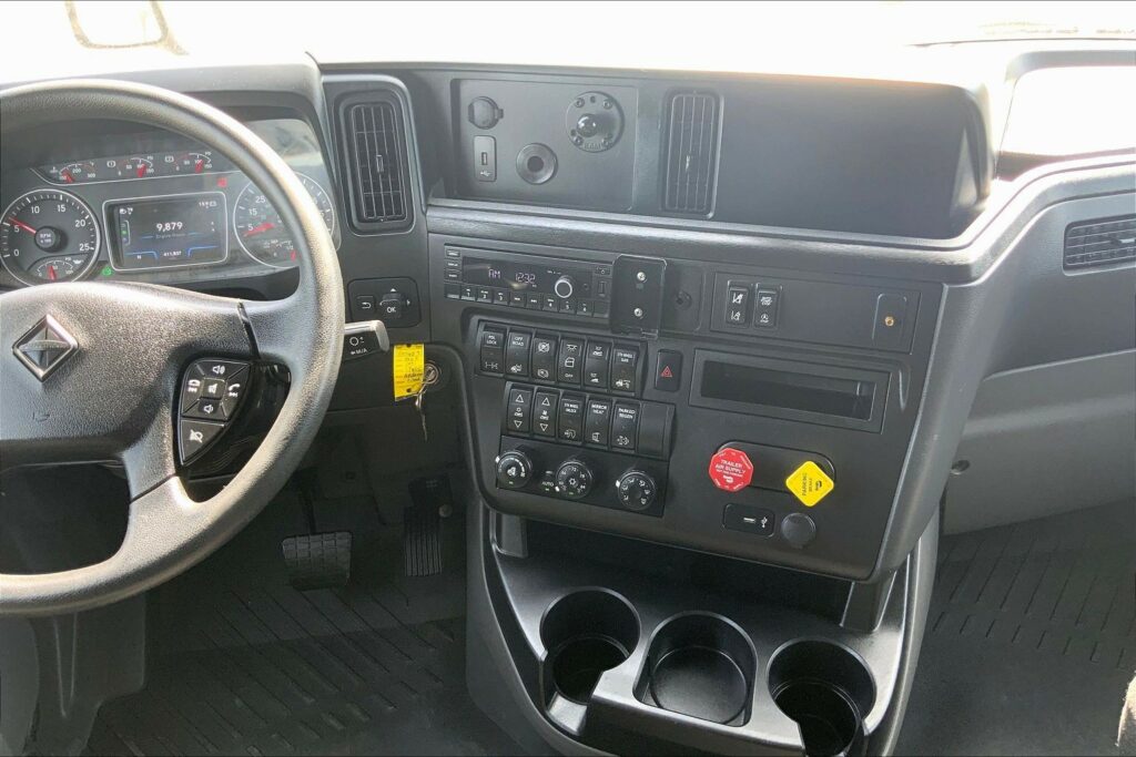 2022 CUM LT625 6×4 Sleeper