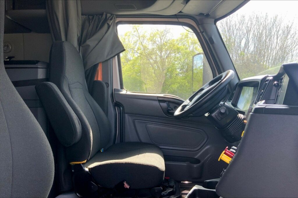 2022 CUM LT625 6×4 Sleeper