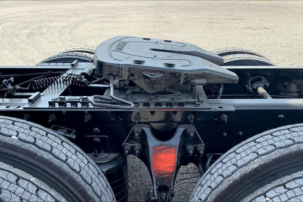 2022 CUM LT625 6×4 Sleeper