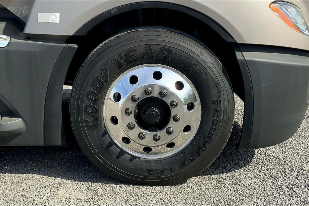 2022 CUM LT625 6×4 Sleeper