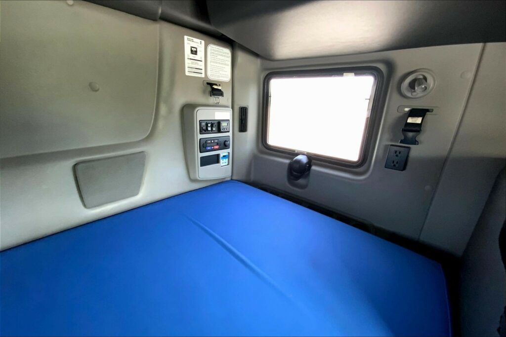 2022 CUM LT625 6×4 Sleeper