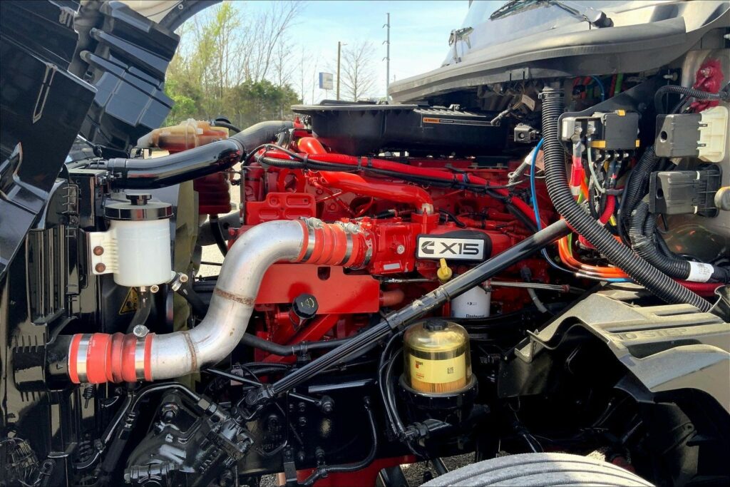 2022 CUM LT625 6×4 Sleeper