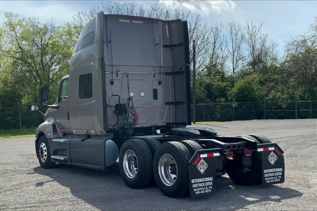 2022 CUM LT625 6×4 Sleeper