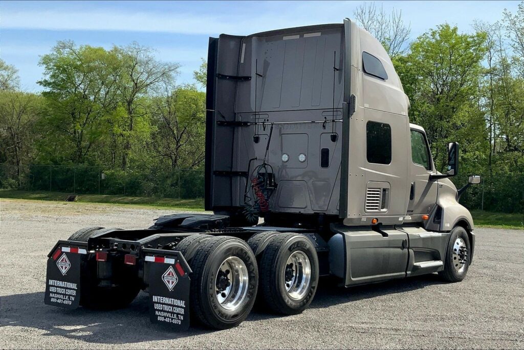 2022 CUM LT625 6×4 Sleeper