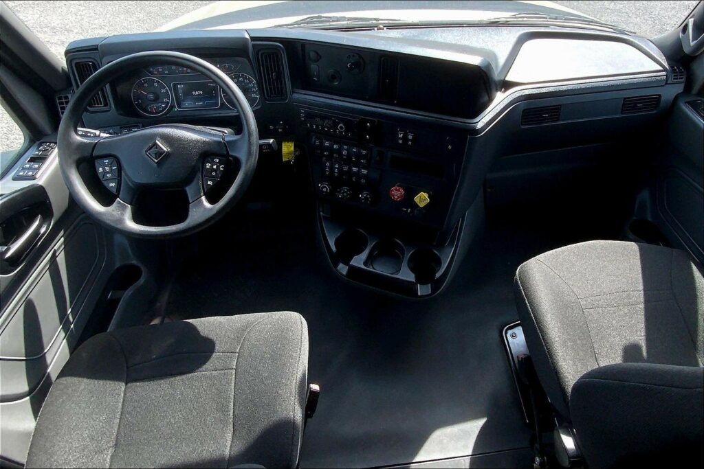 2022 CUM LT625 6×4 Sleeper