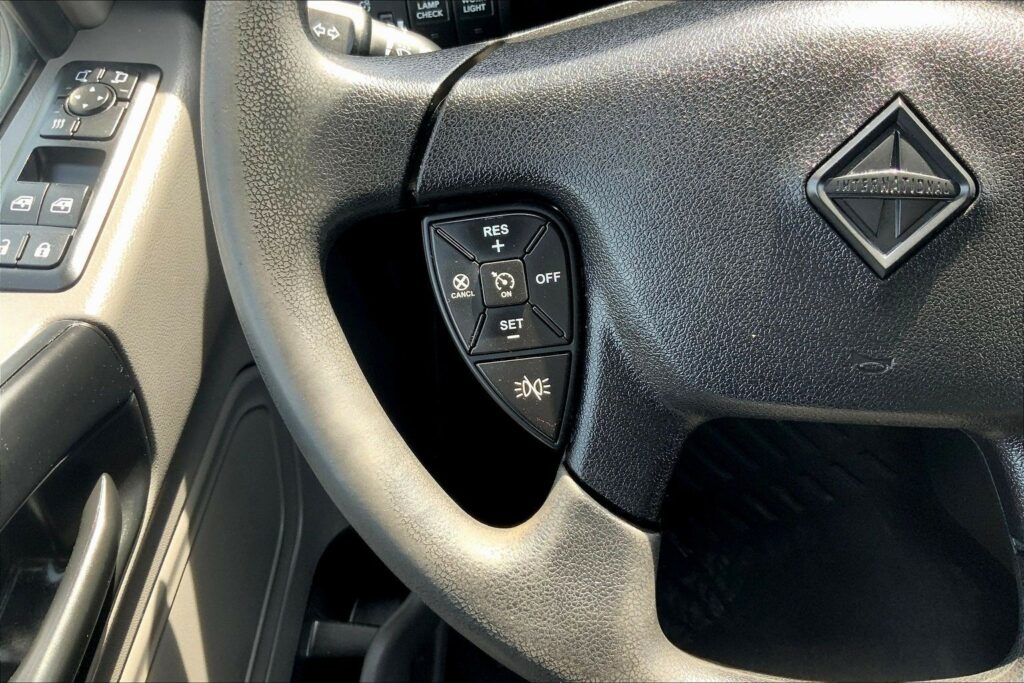 2022 CUM LT625 6×4 Sleeper