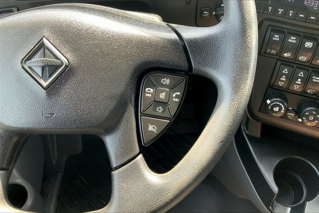 2022 CUM LT625 6×4 Sleeper