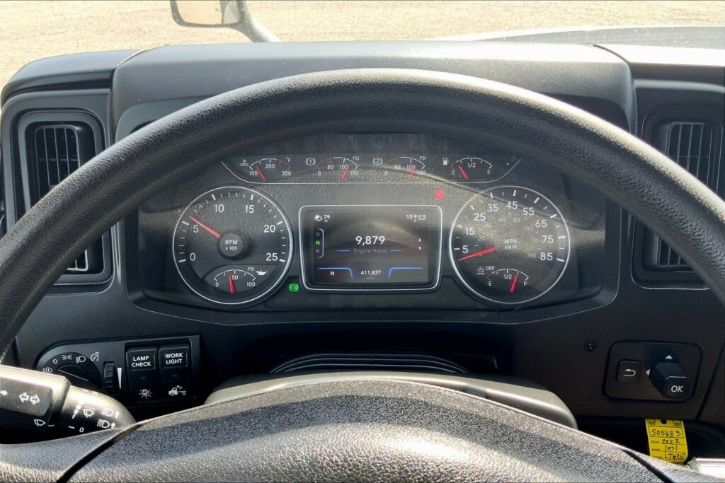 2022 CUM LT625 6×4 Sleeper