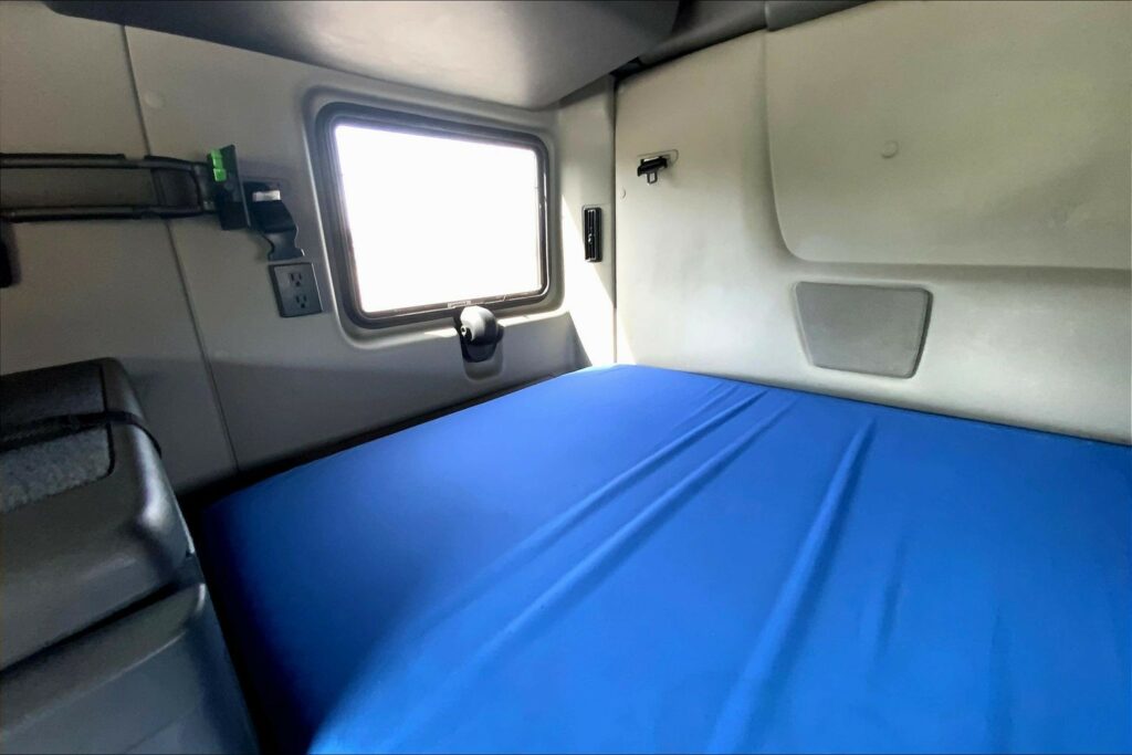 2022 CUM LT625 6×4 Sleeper