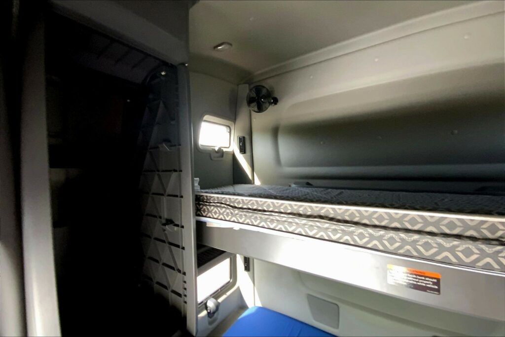 2022 CUM LT625 6×4 Sleeper